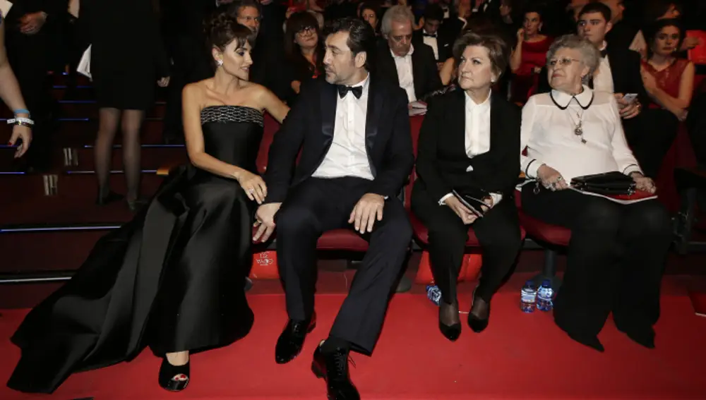 Penélope Cruz y Javier Bardem con sus respectivas madres, Encarna Sánchez y Pilar Bardem, en la gala de los Goya de 2016
