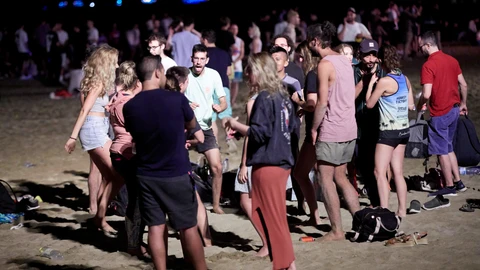 Imagen del pasado viernes de jóvenes reunidos en la playa de la Barceloneta