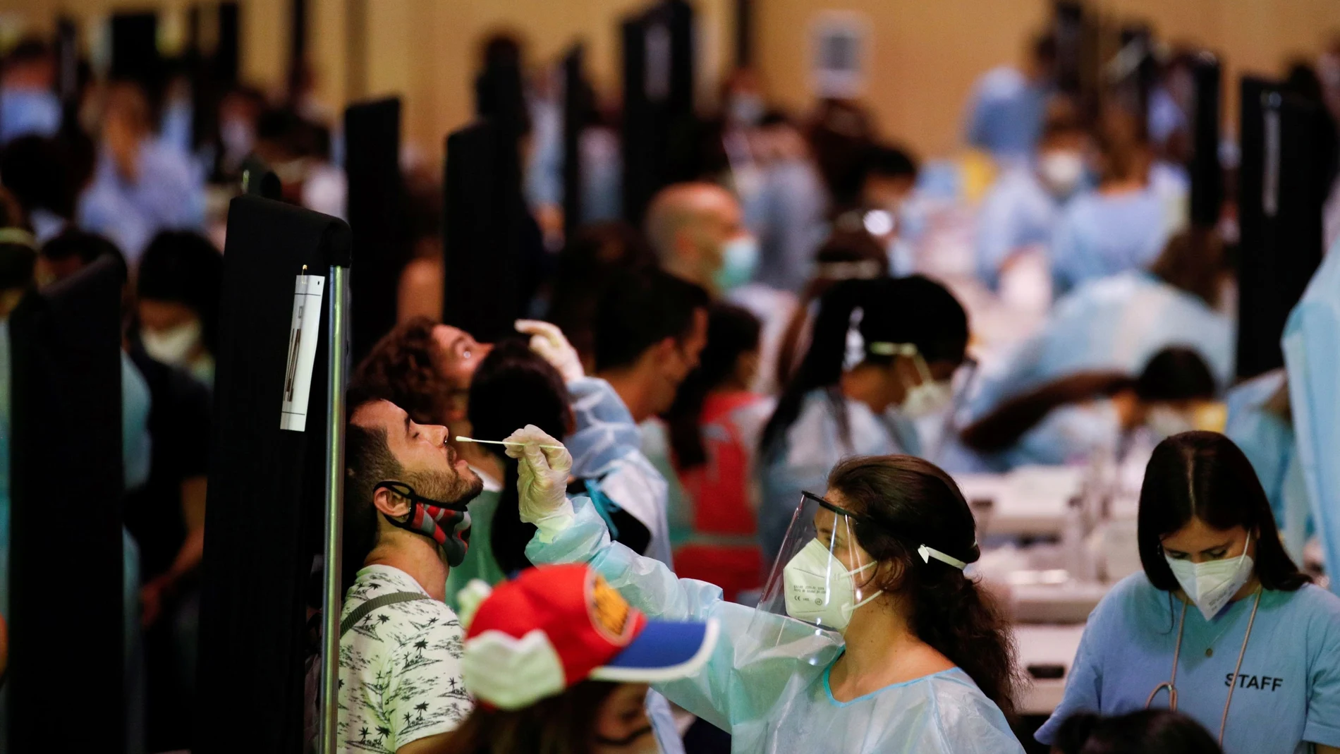 Sanitarios realizan pruebas de detección de la covid-19 a la entrada de un festival de música en Barcelona
