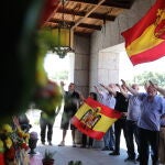 Simpatizantes del franquismo realizan el saludo romano ante la tumba del dictador Francisco Franco, en el cementerio de Mingorrubio