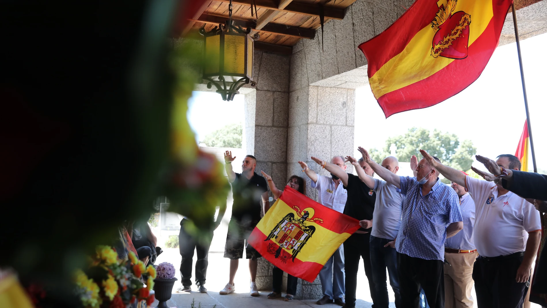 Simpatizantes del franquismo realizan el saludo romano ante la tumba del dictador Francisco Franco, en el cementerio de Mingorrubio
