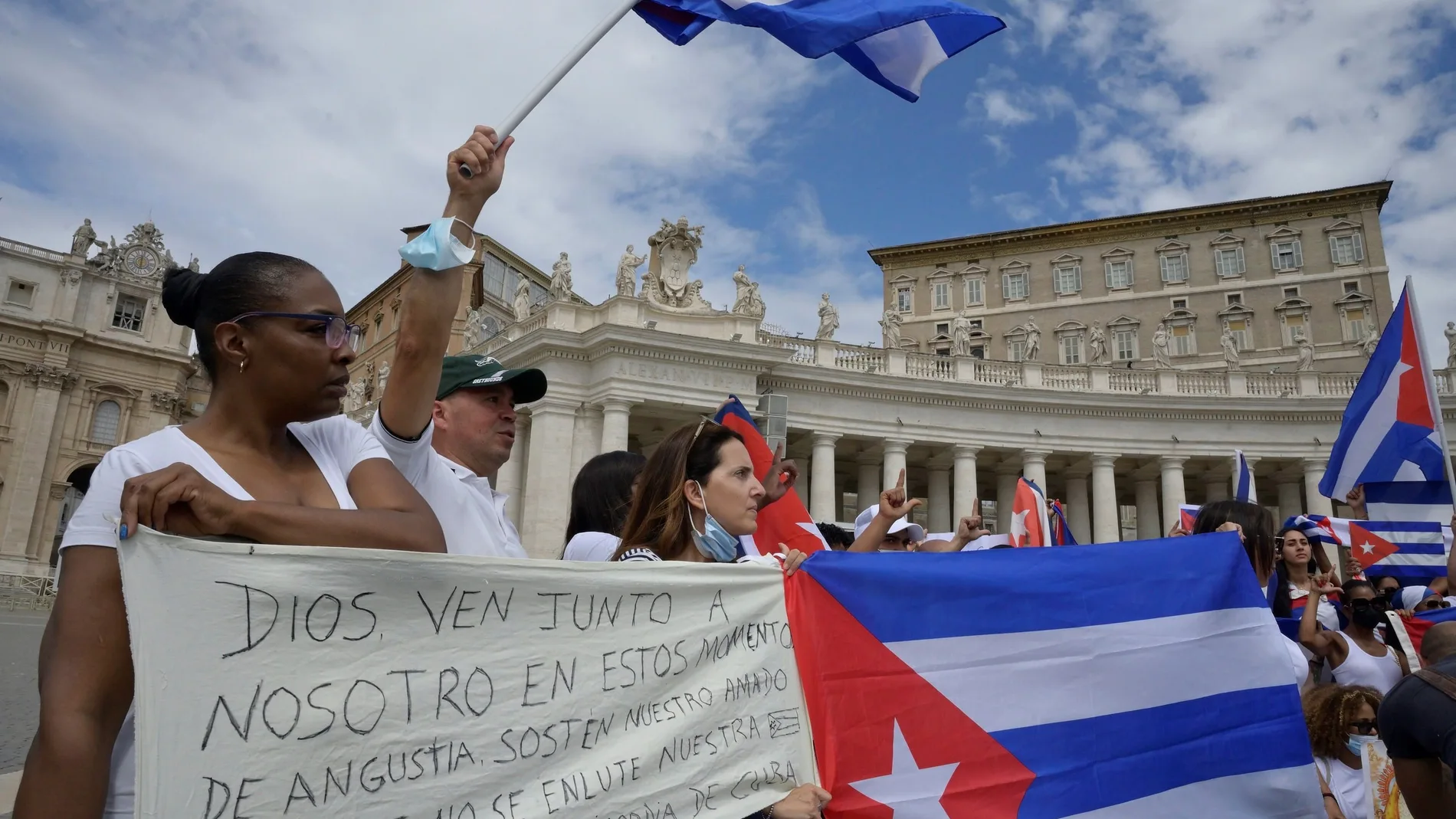 Fieles cubanos congregados hoy en la plaza de San Pedro sujetan su bandera nacional