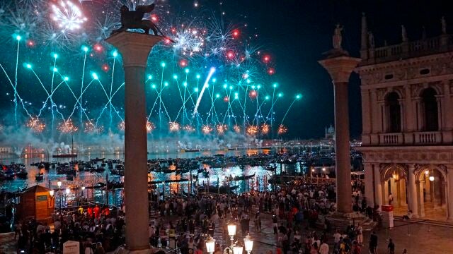 Vista de la Plaza de San Marcos, con fuegos articifiales de fondo, celebrando la conmemoración del fin de las plagas del siglo XVI el pasado 18 de julio