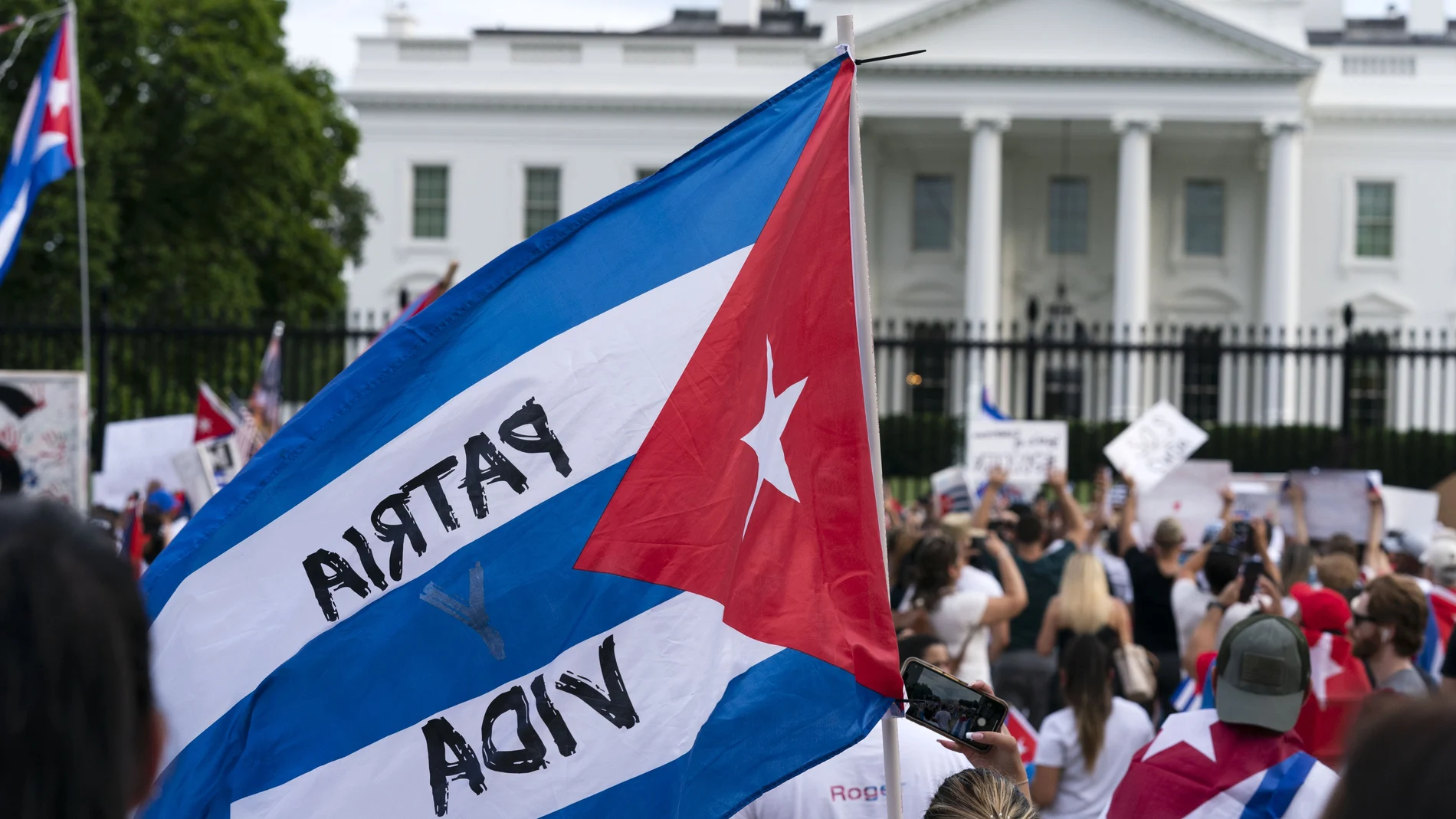 Manifestantes se solidarizan con las protestas de los cubanos contra el régimen castrista
