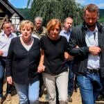 Angela Merkel camina de la mano con la jefa de gobierno regional, la socialdemócrata Malu Dreyer