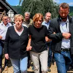 Angela Merkel camina de la mano con la jefa de gobierno regional, la socialdemócrata Malu Dreyer