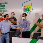 El coordinador general de Izquierda Unida y ministro de Consumo, Alberto Garzón, felicita a Toni Valero (c), tras su reelección como coordinador de IU Andalucía