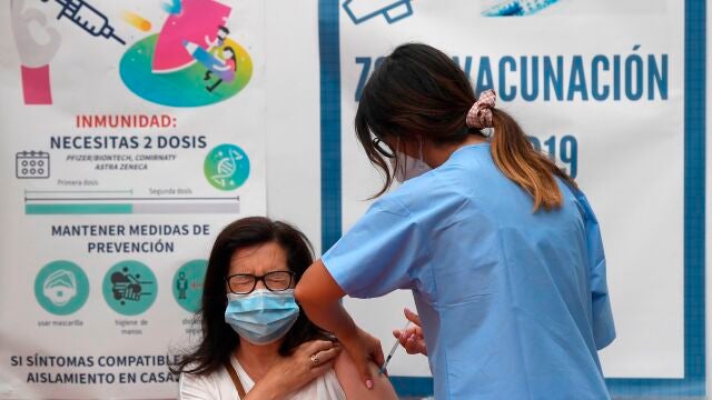 Una mujer recibe una dosis de la vacuna contra la Covid en Avilés (Asturias)