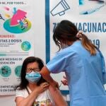 Una mujer recibe una dosis de la vacuna contra la Covid en Avilés (Asturias)