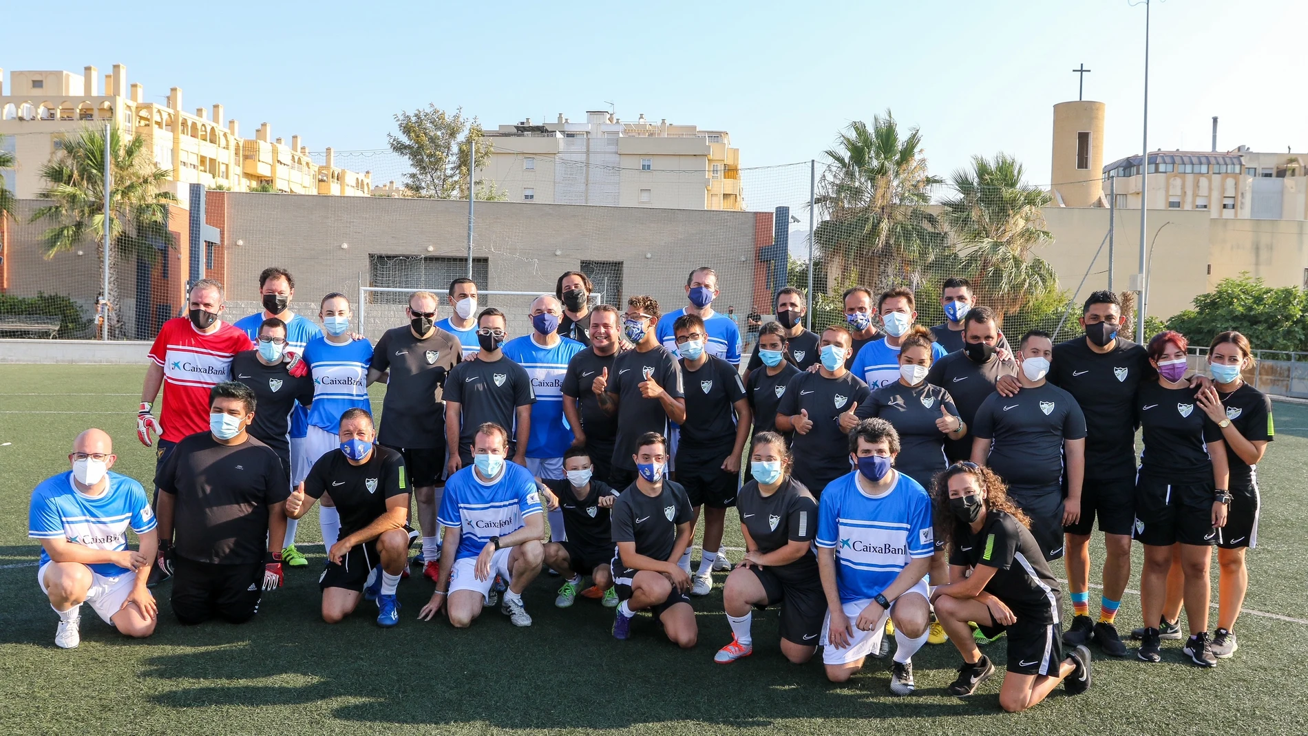 Foto de familia de la jornada de convivencia celebrada entre ambos equipos