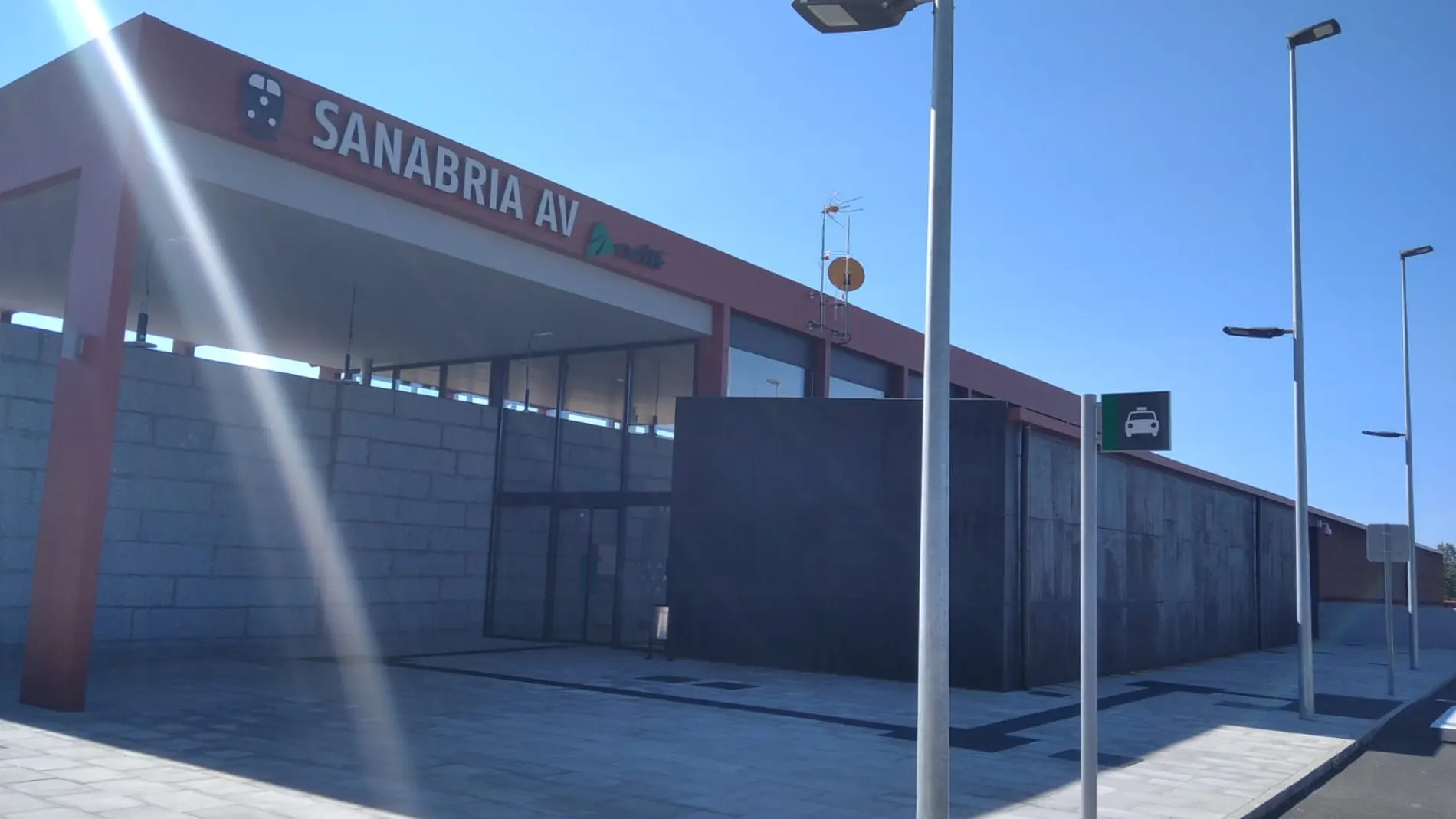Fachada de la estación de Otero de Sanabria