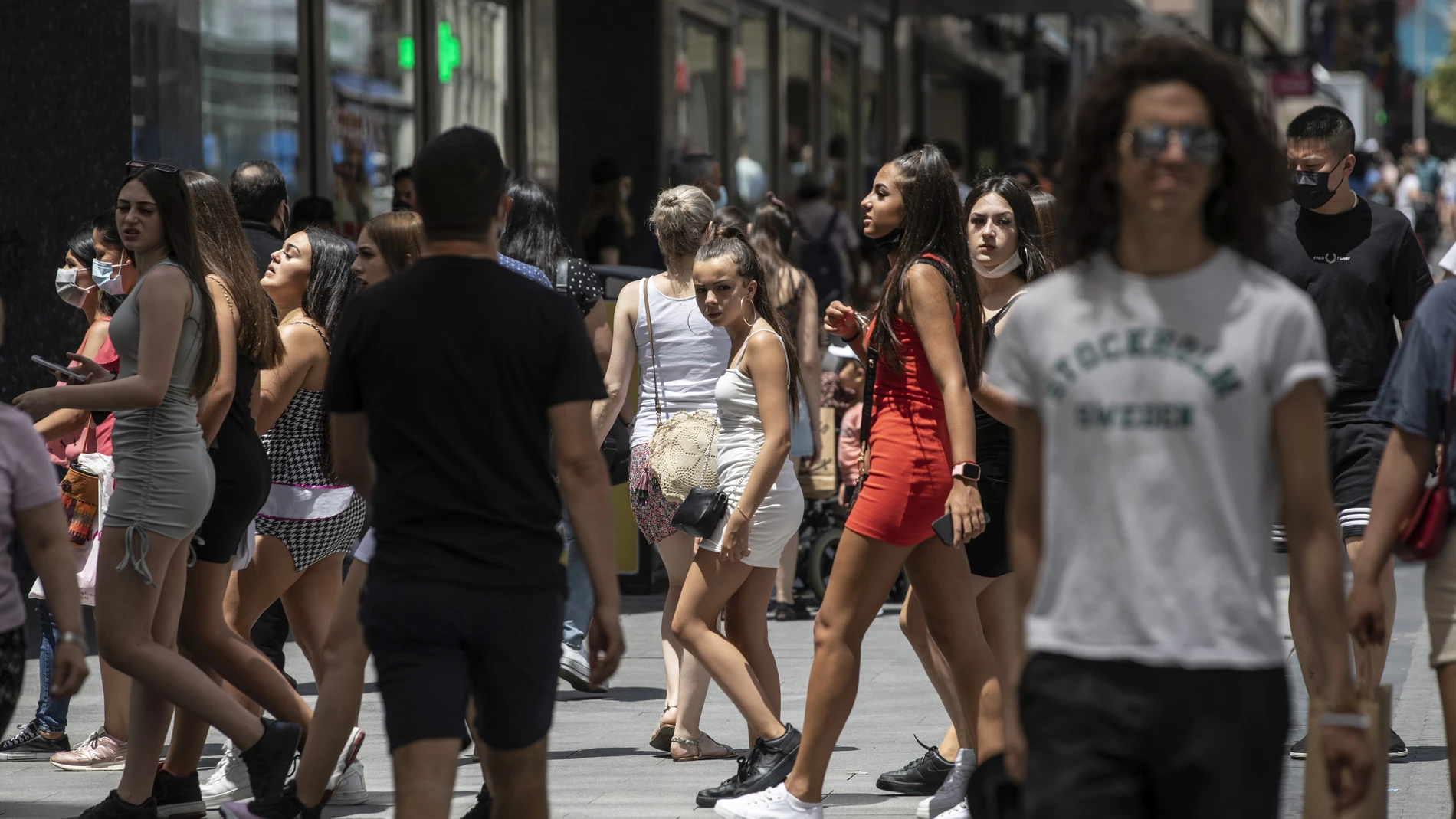 Decenas de personas pasean sin mascarilla por las calles de Madrid