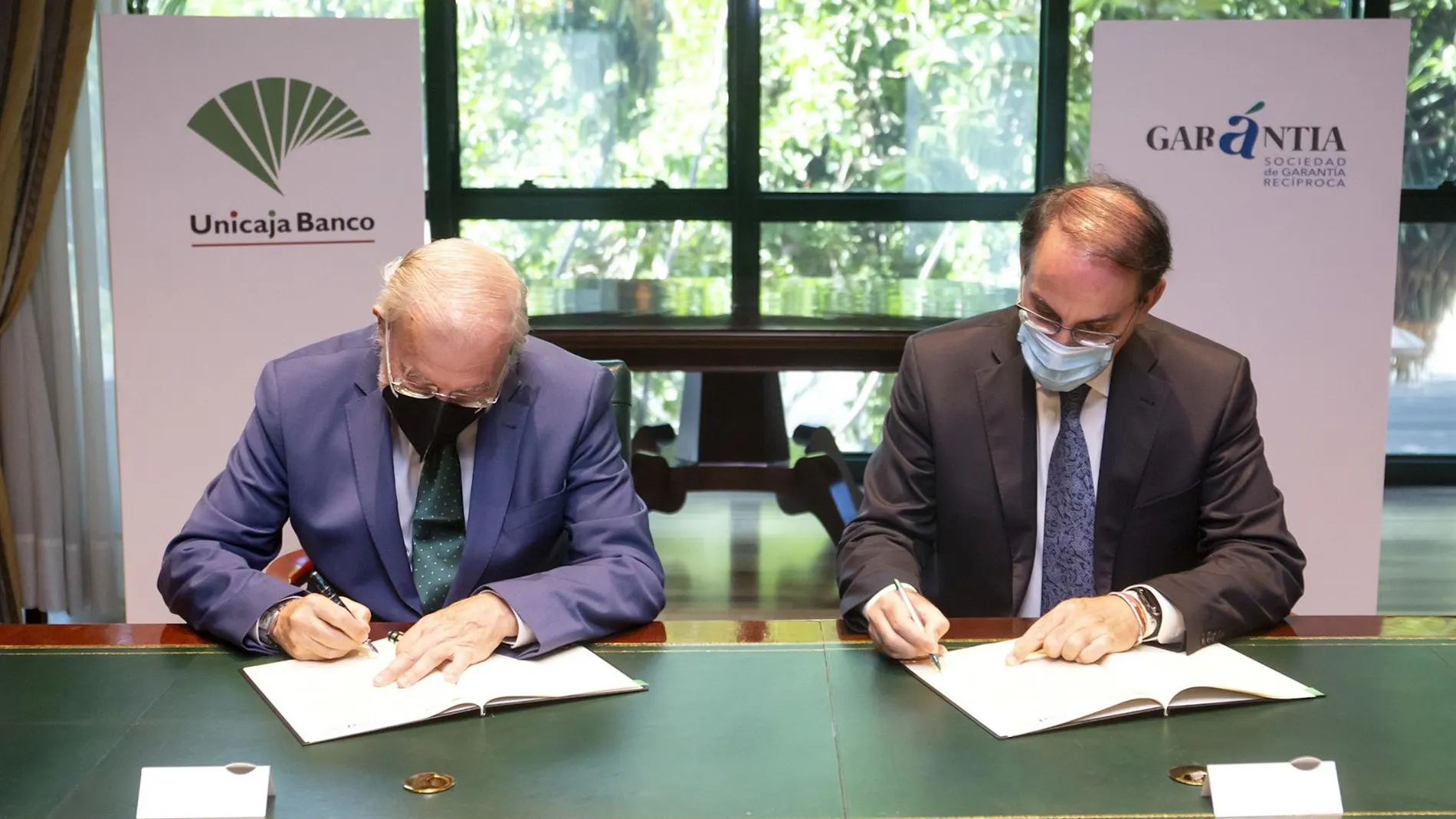El presidente de Unicaja Banco, Manuel Azuaga, y el presidente de Garántia, Javier González de Lara este lunes en la firma de su acuerdo