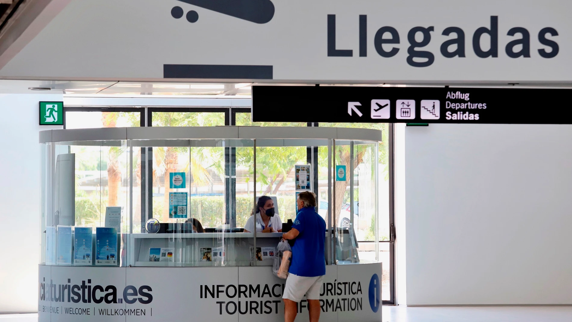 Vista del nuevo punto de información turística instalado en el Aeropuerto Internacional de Corvera (Murcia)