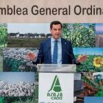 El presidente de la Junta de Andalucía, Juanma Moreno, hoy durante su intervención en la asamblea general de ASAJA
