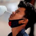 Bangalore (India), 19/07/2021.- A health worker takes a nasal and throat swab sample of a man for a COVID-19 test in Bangalore, India, 19 July 2021. The Karnataka government is further relaxing the coronavirus COVID-19 lockdown restrictions in the wake of lower infection cases and positivity rate falling below the two percent. People are advised to continue wearing protective face masks, maintaining social distancing and avoiding unnecessary travelling. EFE/EPA/JAGADEESH NV