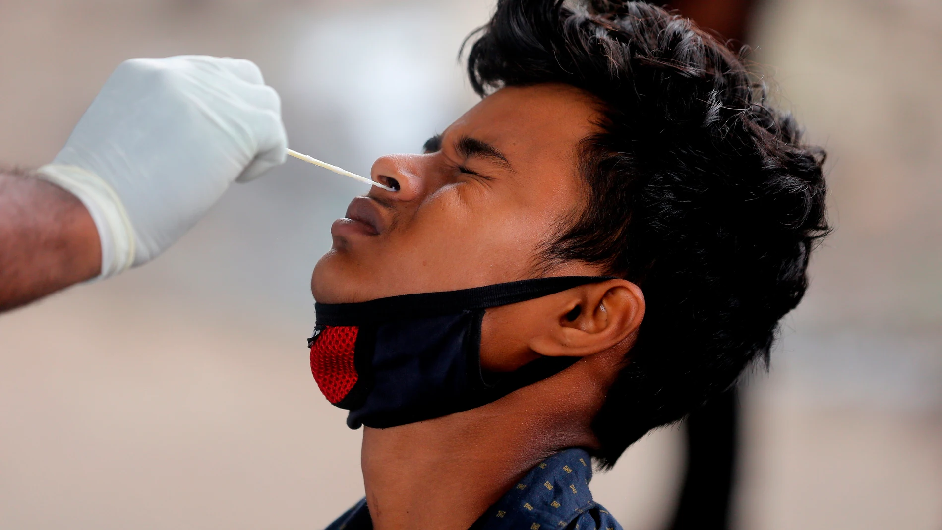 Bangalore (India), 19/07/2021.- A health worker takes a nasal and throat swab sample of a man for a COVID-19 test in Bangalore, India, 19 July 2021. The Karnataka government is further relaxing the coronavirus COVID-19 lockdown restrictions in the wake of lower infection cases and positivity rate falling below the two percent. People are advised to continue wearing protective face masks, maintaining social distancing and avoiding unnecessary travelling. EFE/EPA/JAGADEESH NV
