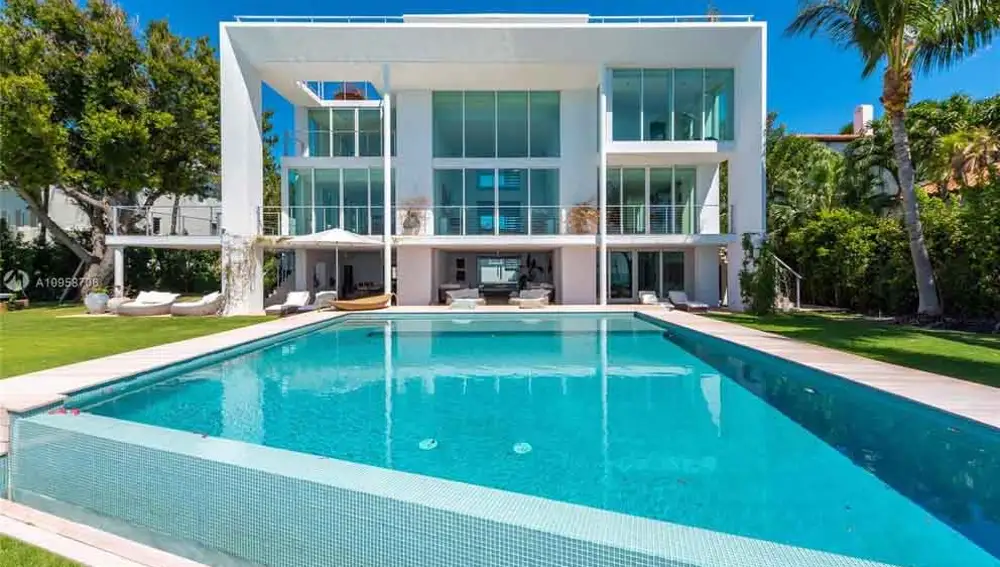 Imagen de la piscina frente a la casa en la que pasa Leo Messi sus vacaciones.