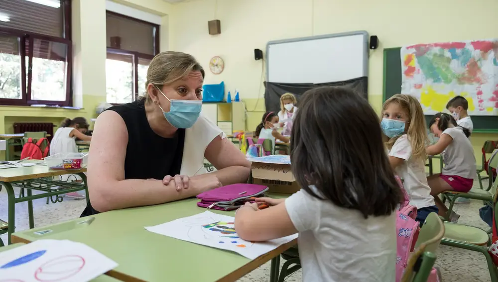 La consejera de Familia e Igualdad de Oportunidades, Isabel Blanco, visita a los participantes del Programa Conciliamos en el colegio Rufino Blanco de Salamanca