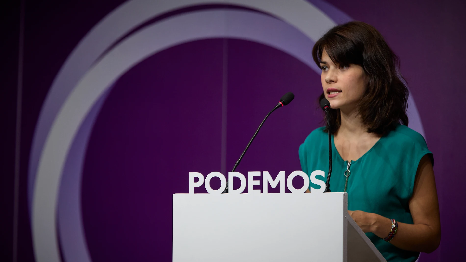 La portavoz de Podemos, Isa Serra durante una rueda de prensa en la sede del partido