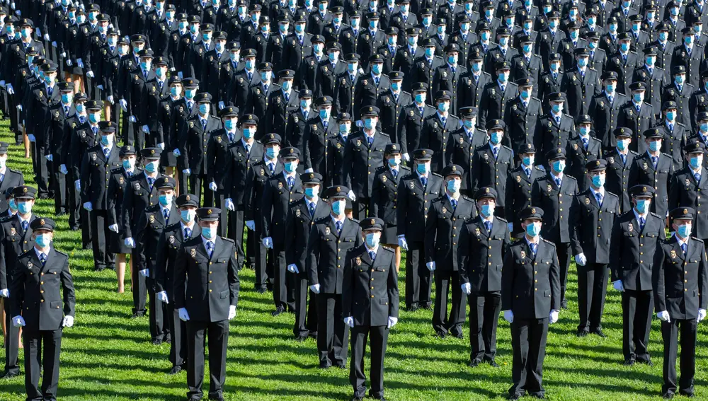 El ministro del Interior, Fernando Grande-Marlaska, preside la jura de la XXXV Promoción de la Escala Básica de la Policía Nacional en Ávila. En el acto le acompañaron, entre otros, el director general de la Policía, Francisco Pardo