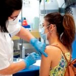 Una joven recibe su primera dosis de la vacuna contra la covid-19 en el centro de salud de Vall d'Alba (Castellón)