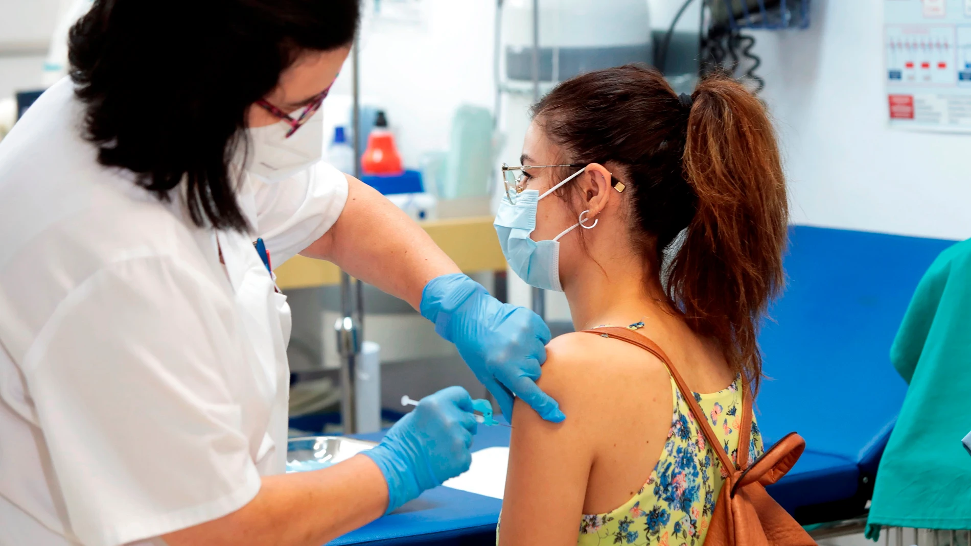 Una joven recibe su primera dosis de la vacuna contra la covid-19 en el centro de salud de Vall d'Alba (Castellón)