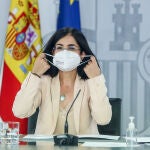 La ministra de Sanidad, Carolina Darias, se quita la mascarilla antes de intervenir en la rueda de prensa posterior al Consejo Interterritorial de Salud, a 20 de julio de 2021