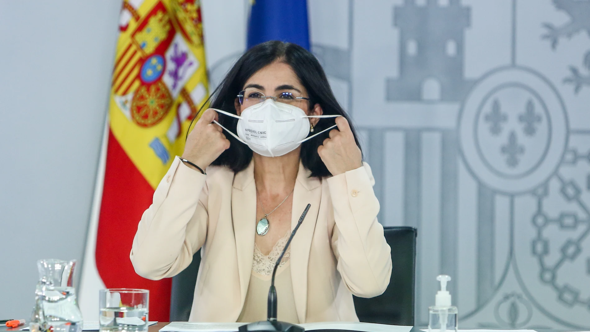 La ministra de Sanidad, Carolina Darias, se quita la mascarilla antes de intervenir en la rueda de prensa posterior al Consejo Interterritorial de Salud, a 20 de julio de 2021