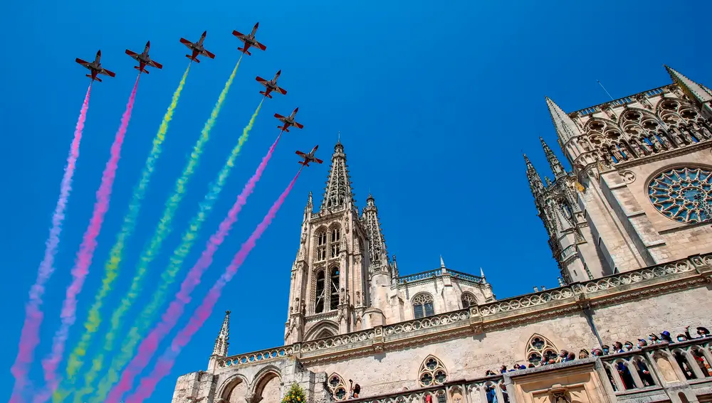 GRAF2426. BURGOS, 20/07/2021.- La Patrulla Águila del Ejército del Aire sobrevuela la catedral de Burgos durante los actos organizados para conmemorar los ochocientos años del inicio de la construcción de la Catedral.