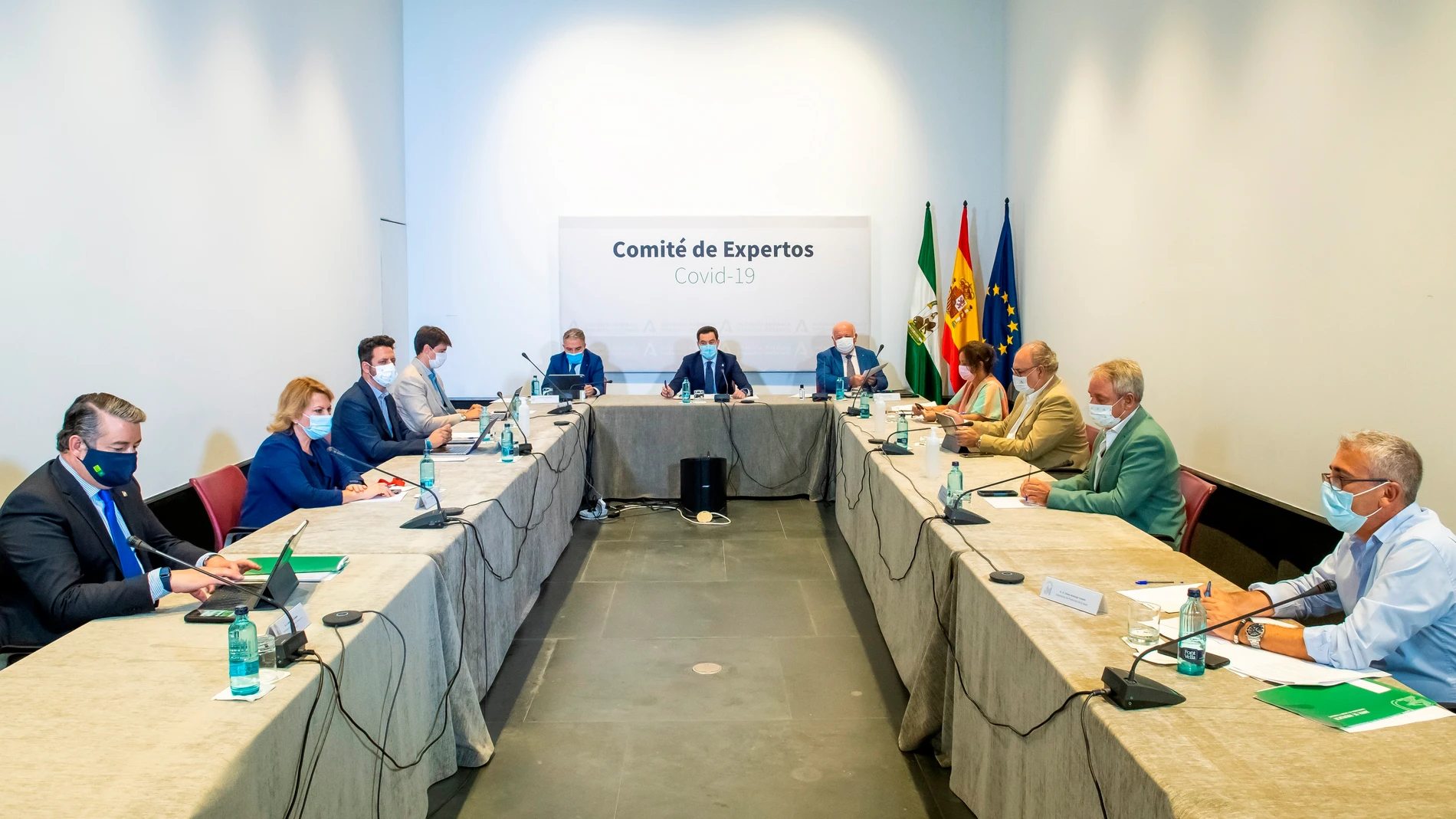 El presidente de la Junta de Andalucía, Juanma Moreno, en el centro, ha presidido la reunión del comité de expertos