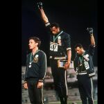 Tommie Smith, en el centro, con la medalla de oro conseguida en los Juegos Olímpicos de México 1968. (AP Photo/File)