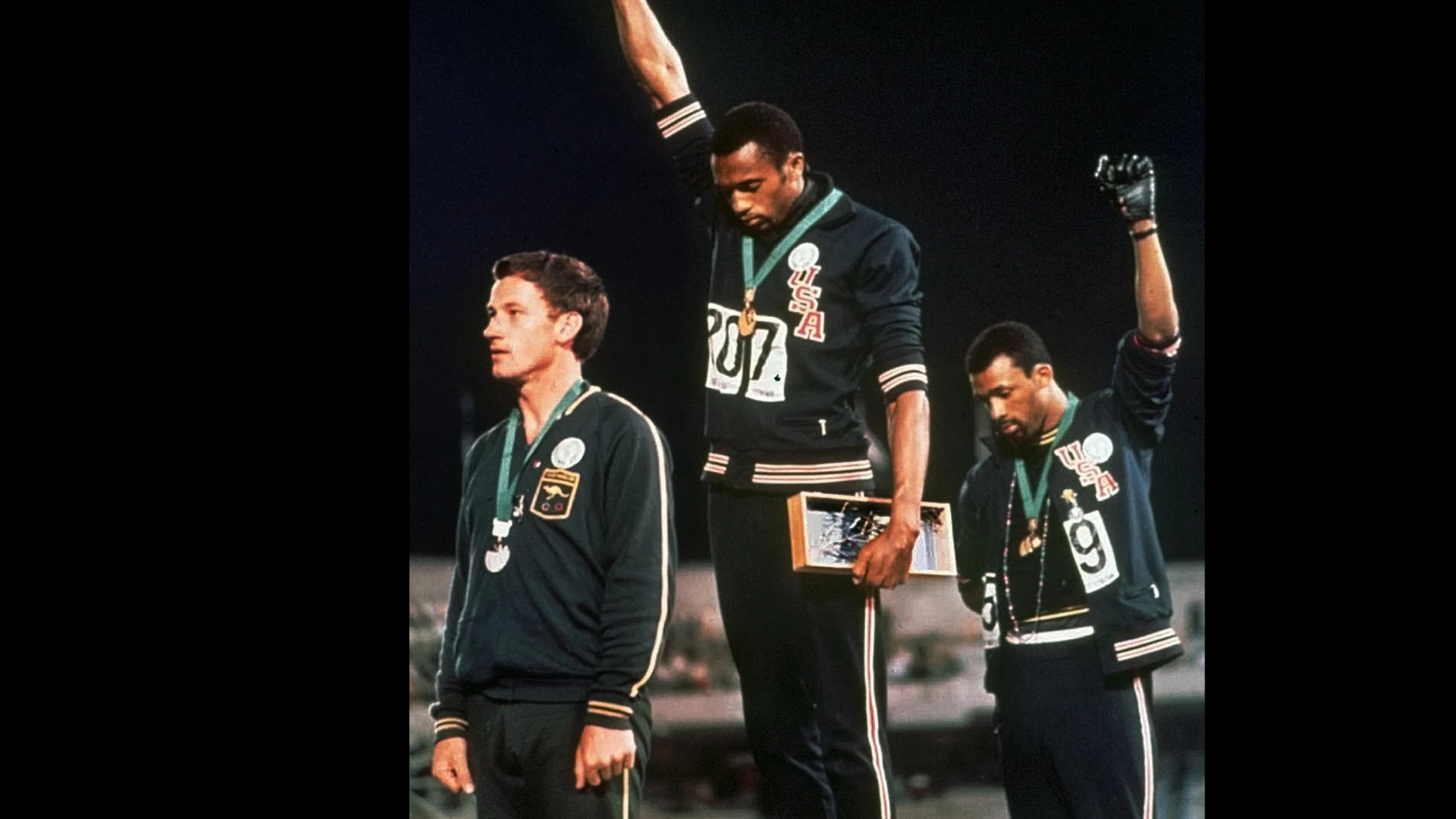 Tommie Smith, en el centro, con la medalla de oro conseguida en los Juegos Olímpicos de México 1968. (AP Photo/File)