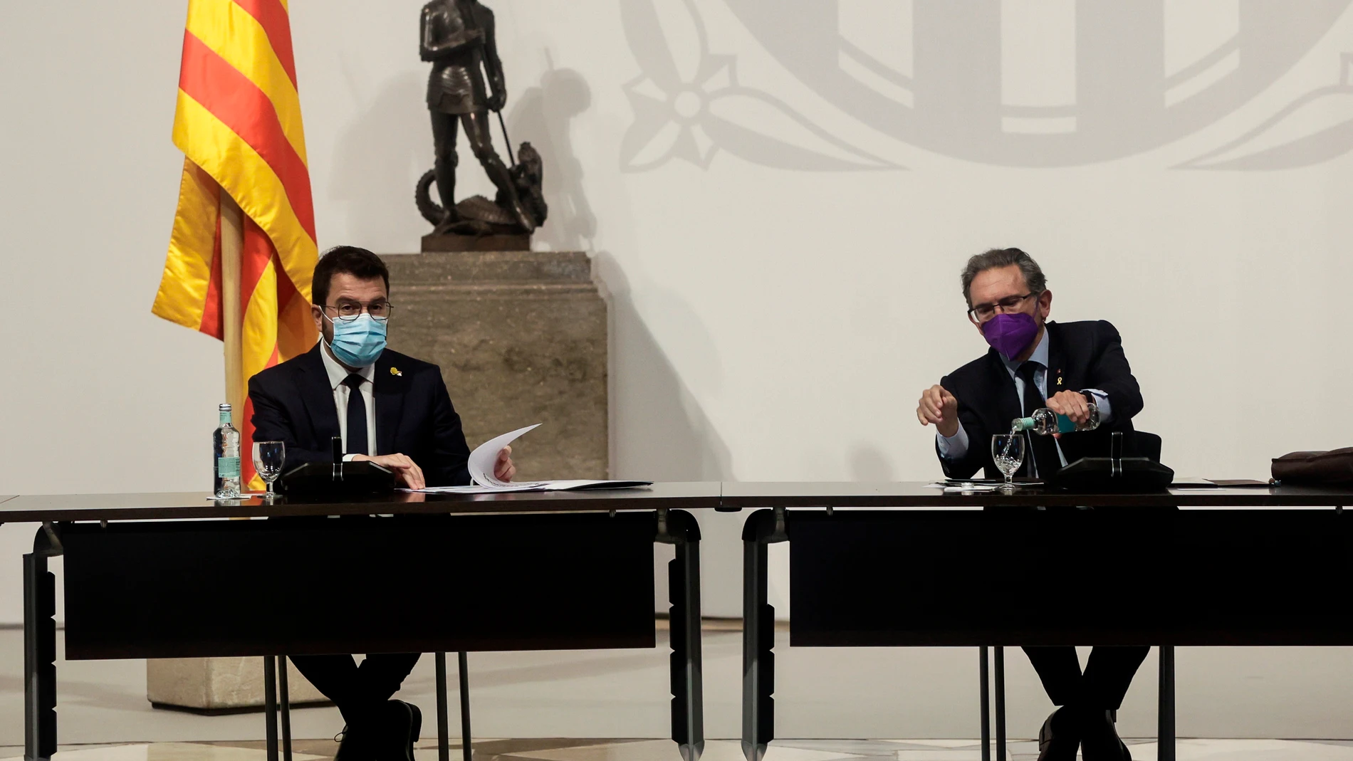 El presidente de la Generalitat, Pere Aragonès, junto al Conseller de Economía Jaume Giró (d).