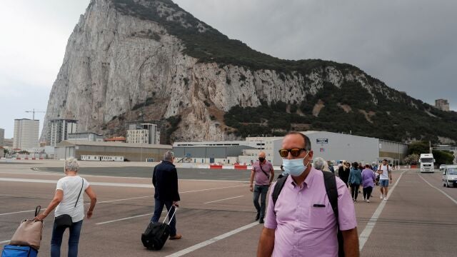 Gente cruza el aeropuerto de Gibraltar.
