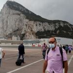 Gente cruza el aeropuerto de Gibraltar.