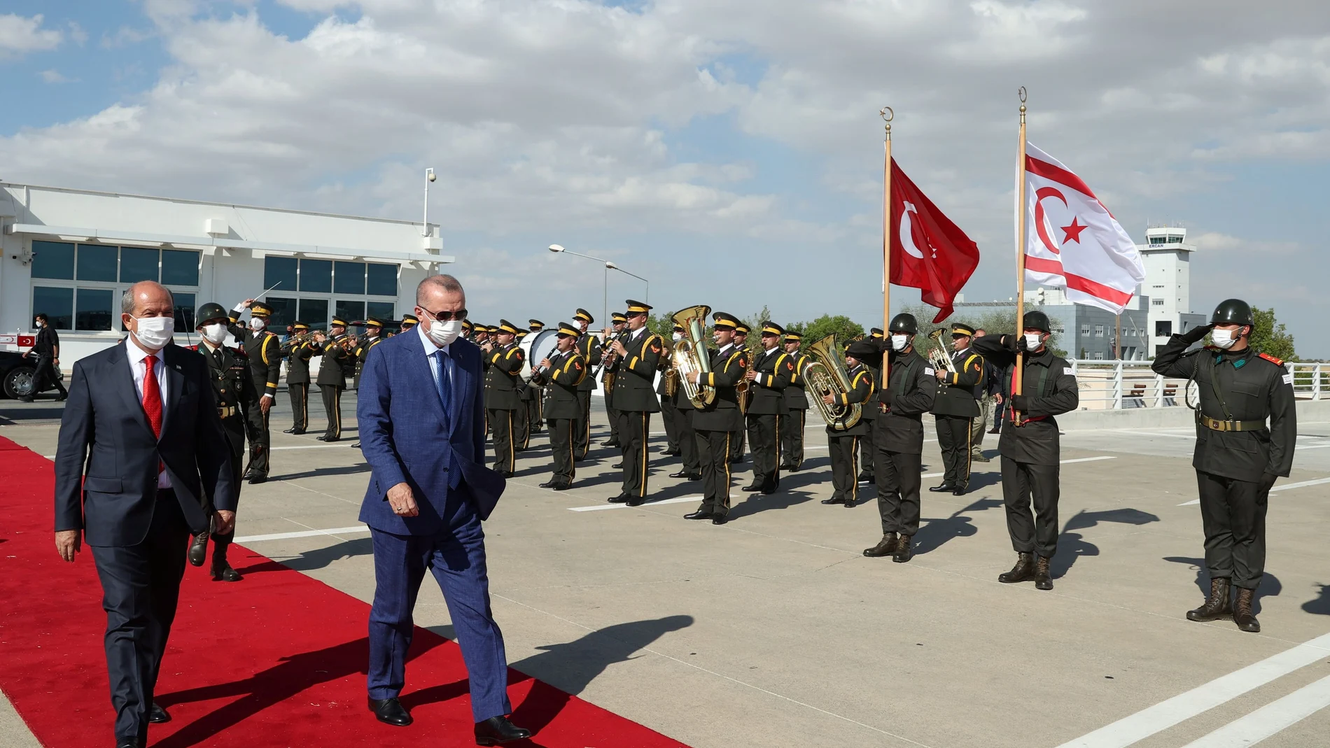 El presidente turco Tayyip Erdogan junto al líder turco-chipriota Ersin Tatar antes de partir de la República Turca del Norte de Chipre, en el norte de Nicosia