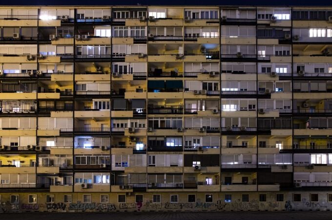 Imágenes nocturnas de viviendas con luces encendidas, en Madrid