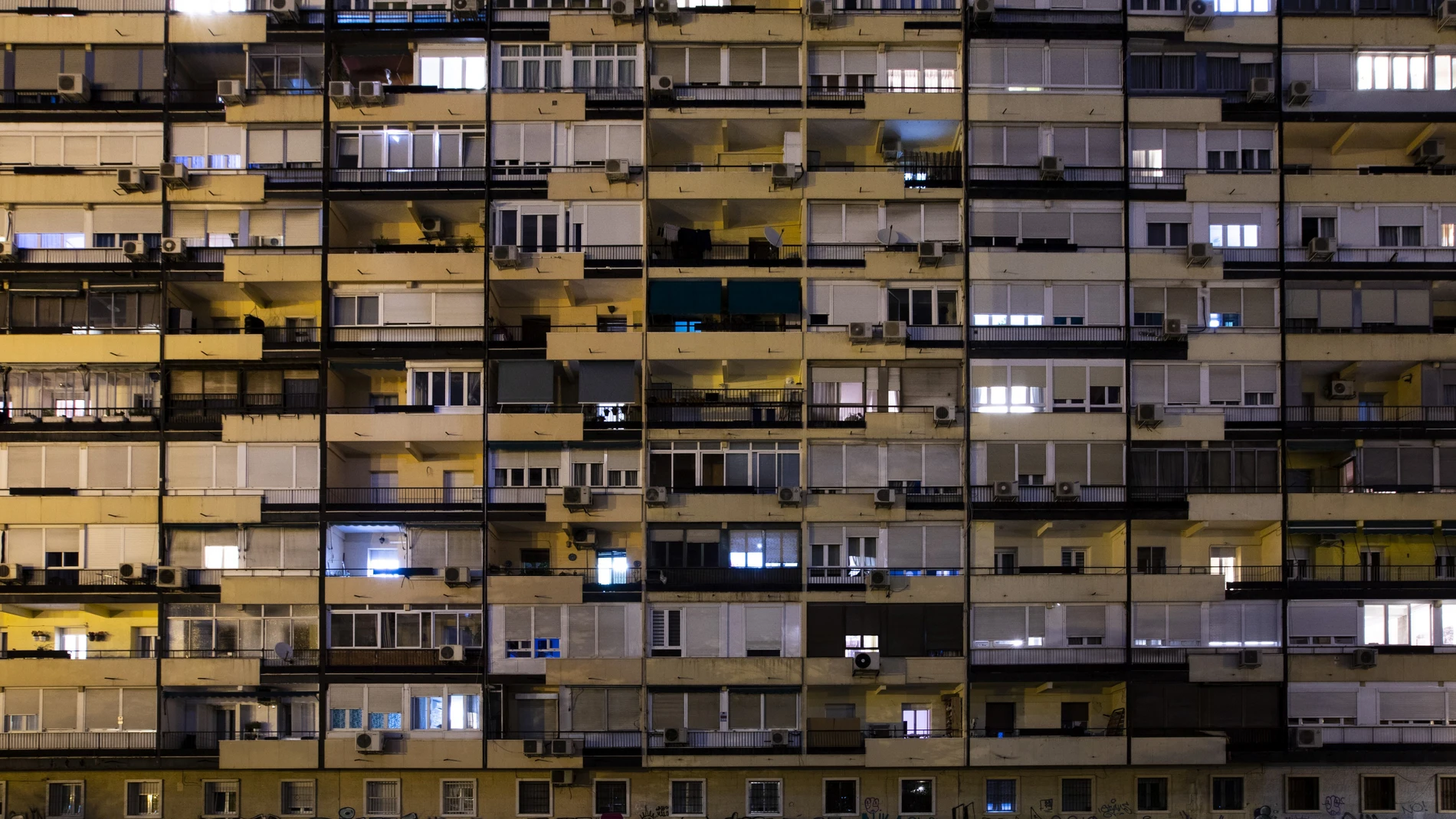 Imágenes nocturnas de viviendas con luces encendidas, en Madrid