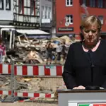 Angela Merkel visitó la ciudad de Bad Münstereifel, fuertemente afectada por las inundaciones