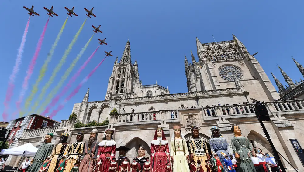 La Patrulla Águila despliega la bandera de España sobre la catedral burgalesa