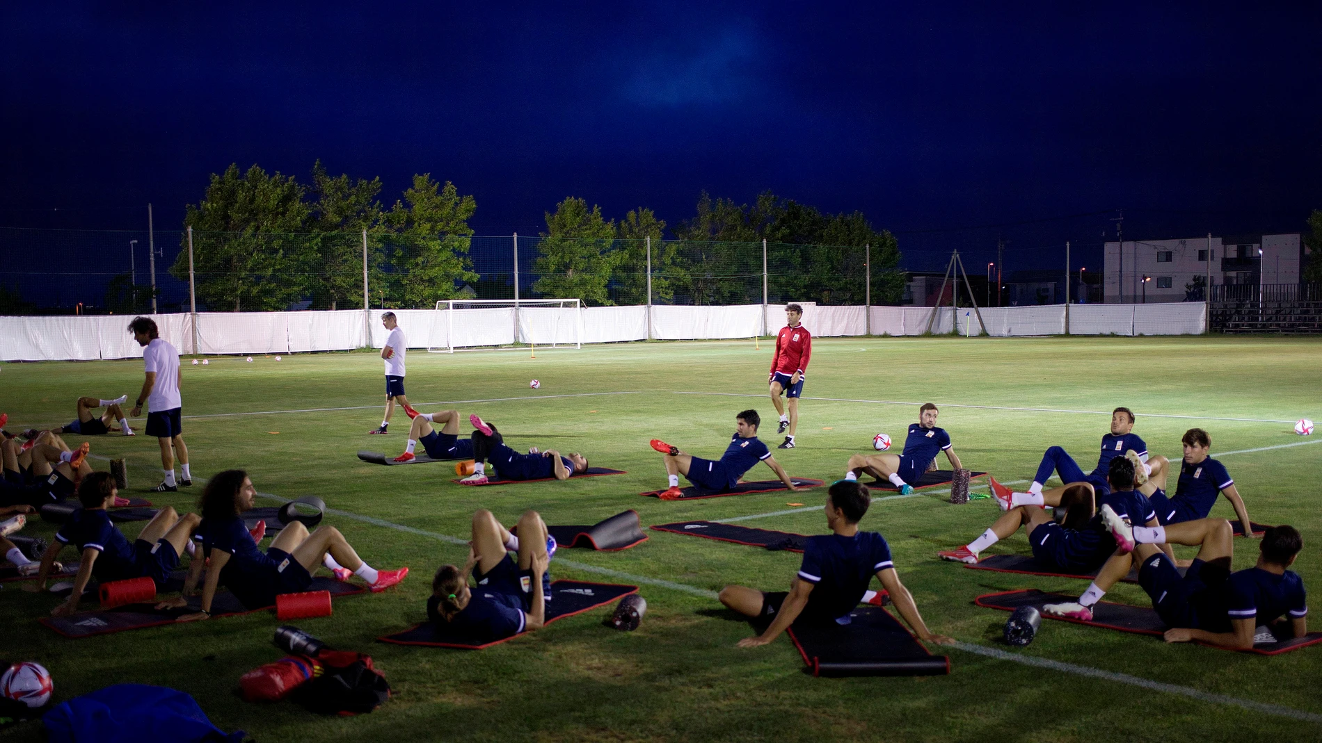 Los futbolistas de la selección olímpica durante una sesión de entrenamientos este martes en Sapporo, Japón, donde debutan ante Egipto el jueves