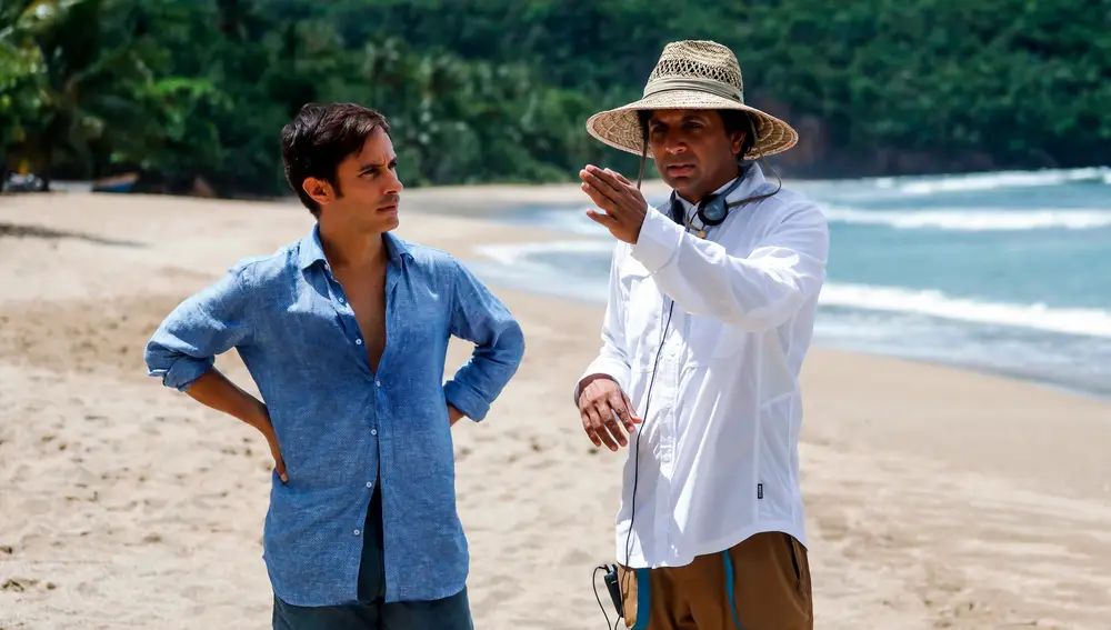 Fotograma cedido por Universal Pictures donde aparece el actor Gael García Bernal mientras escucha al director M. Night Shyamalan