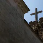 Vista de la cruz del Valle de los Caídos desde un lateral del exterior