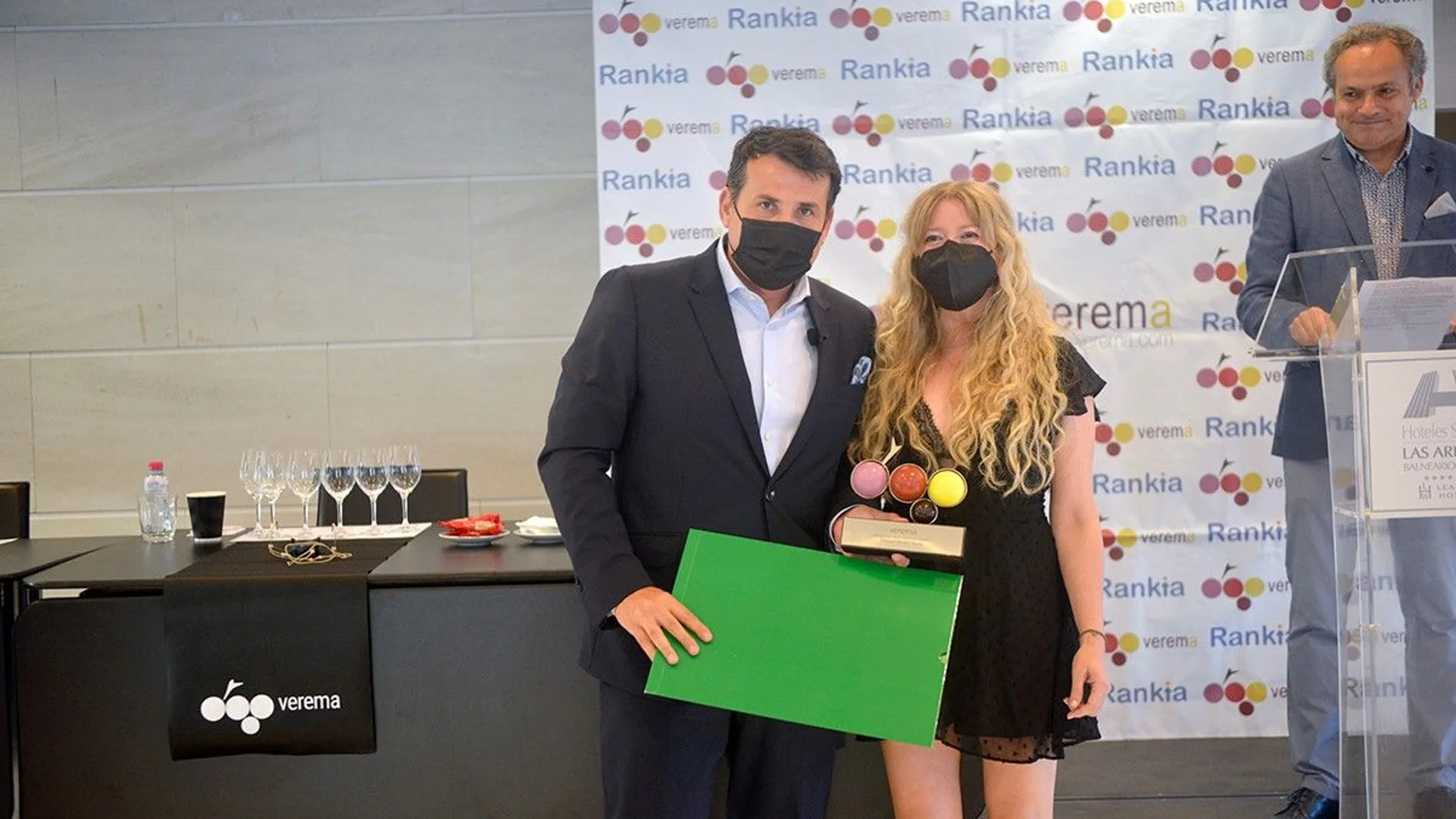Imagen de la entrega del premio a Pablo Osorio, fundador de la bodega