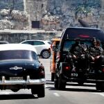 Varios policías de una brigada especial en vehículo por una calle en La Habana (Cuba) tras las protestas del 11 de julio