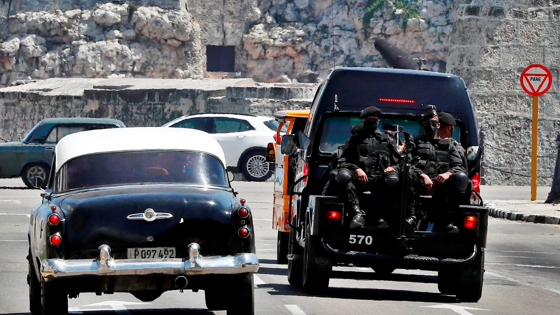 Varios policías de una brigada especial en vehículo por una calle en La Habana (Cuba) tras las protestas del 11 de julio
