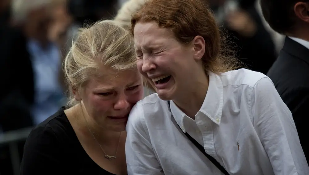 Una mujer llora durante la misa en la catedral de Oslo días después del atentado en Utoya