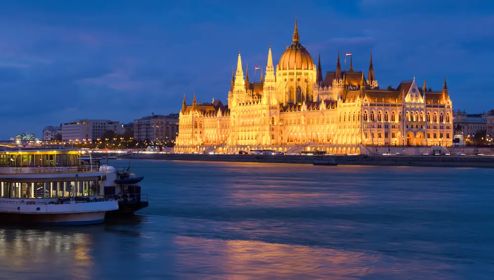 Imagen del Parlamento húngaro desde el Danubio