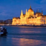 Imagen del Parlamento húngaro desde el Danubio